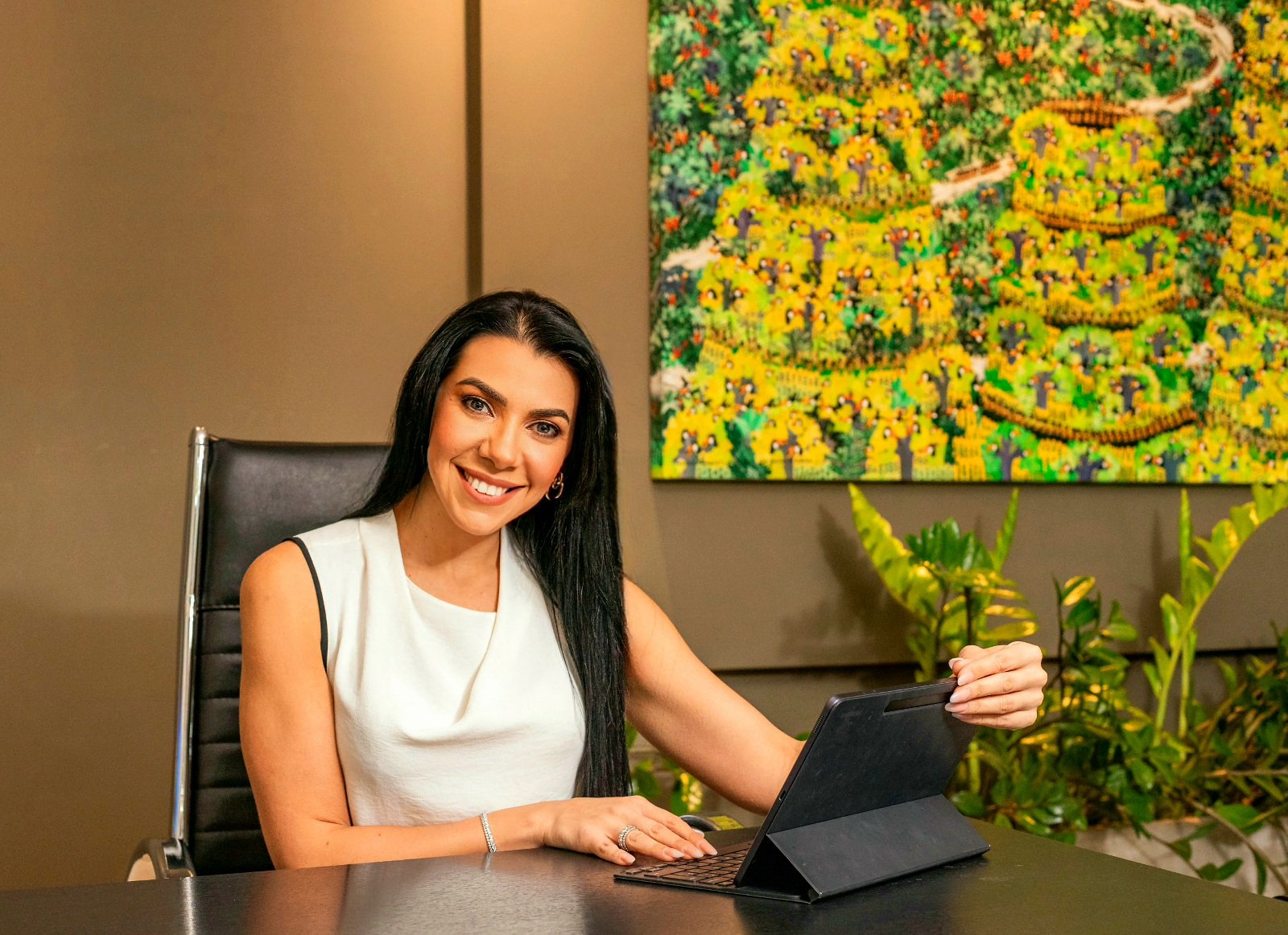 Mariana Soriano con su tablet de trabajo