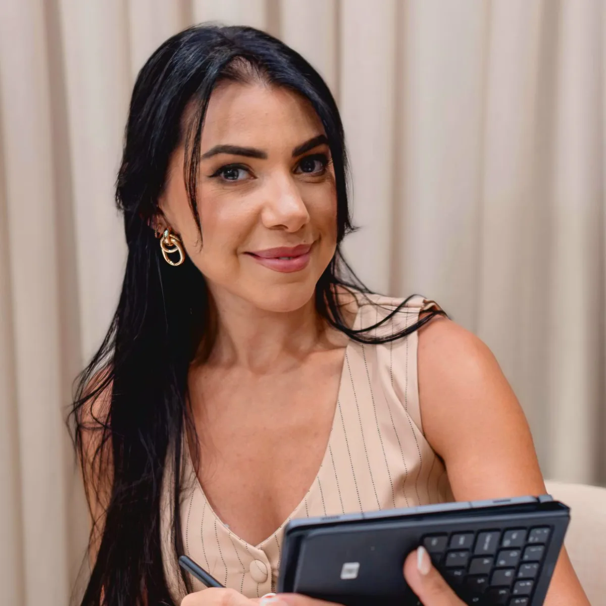 Mariana Soriano trabajando con su tablet